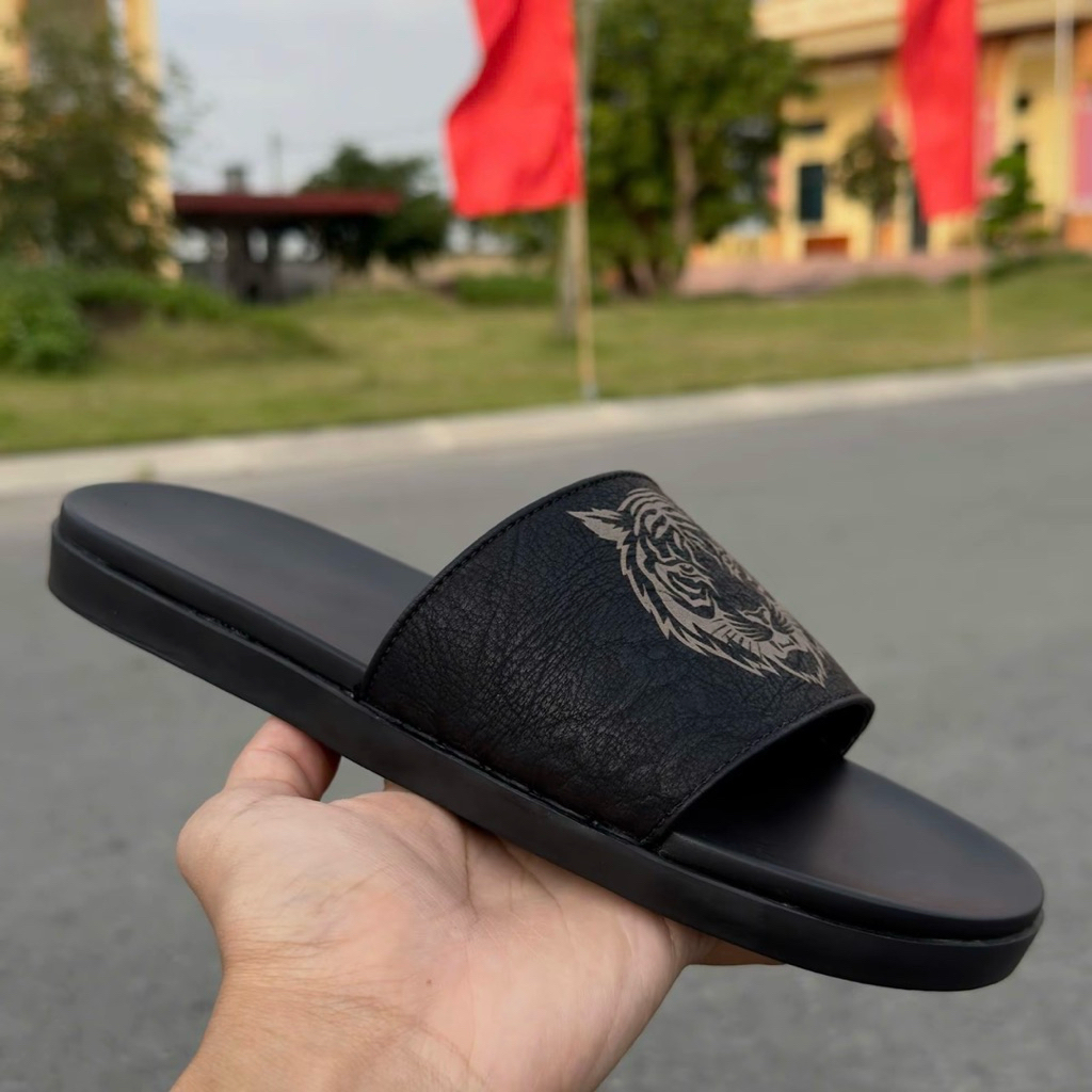 Dép nam quai ngang in đầu sư tử. Quai da sít, đế cao su 2 lớp. Thiết kế trẻ trung - gọn gàng - năng động