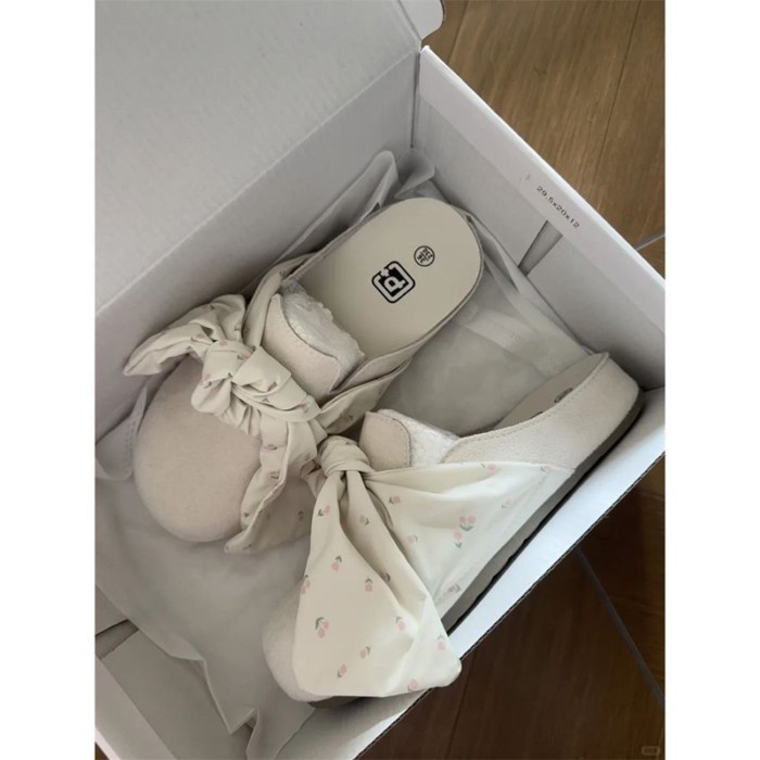 Giày Birkenstocks một chân lười biếng trái mùa và dép xỏ ngón dành cho trang phục bên ngoài của phụ