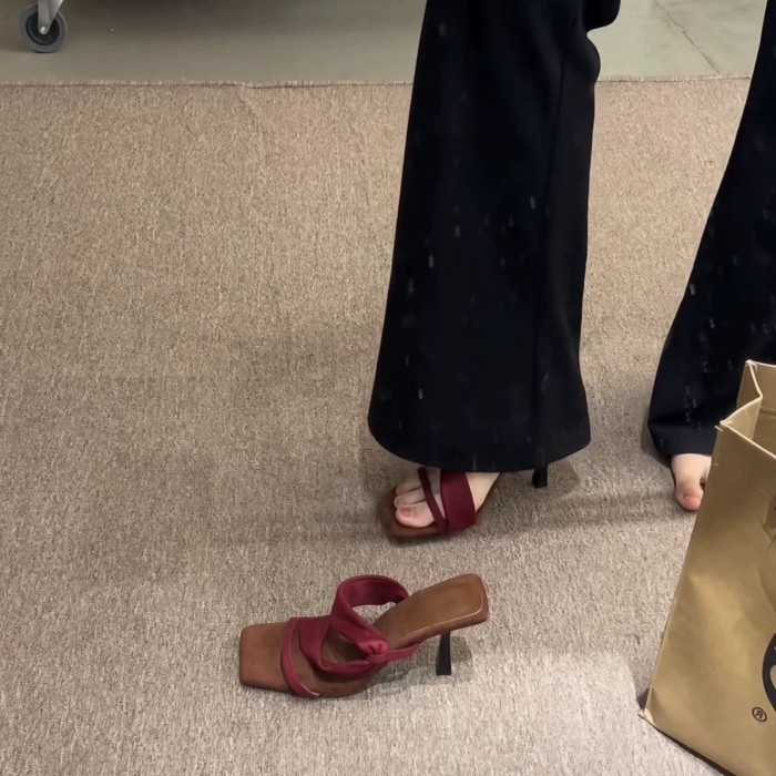 Hai đôi sandal hở mũi và dép lê phối màu dành cho các hot girl, giày cao gót và sandal nữ cực đẹp,