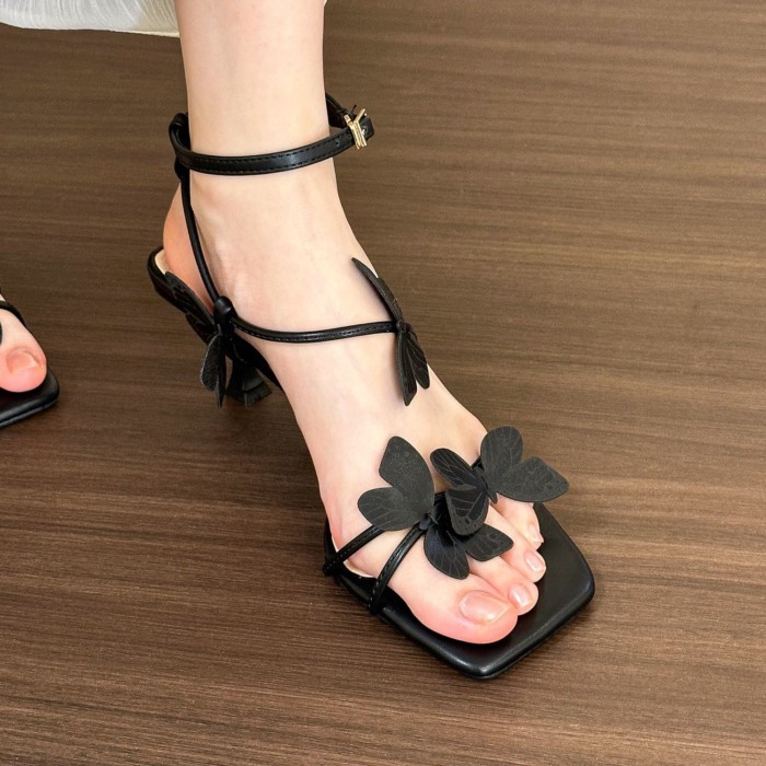 Sandal mũi vuông hình bướm xinh xắn dành cho nàng tiên cùng váy và giày cao gót
